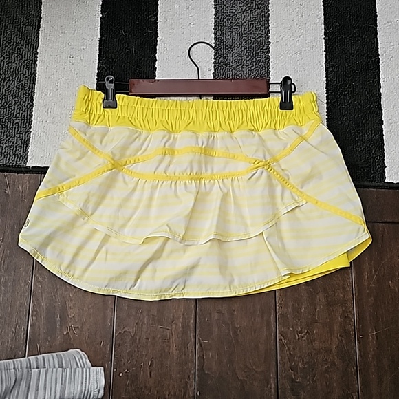 Lululemon size 10 Run Track Attack skirt w/ shorts - Picture 2 of 2
